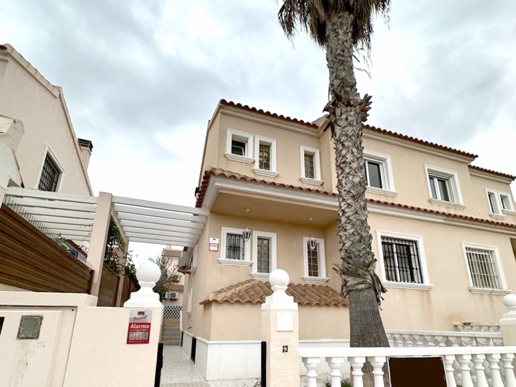 THREE BEDROOM HOUSE WITH SEAVIEW