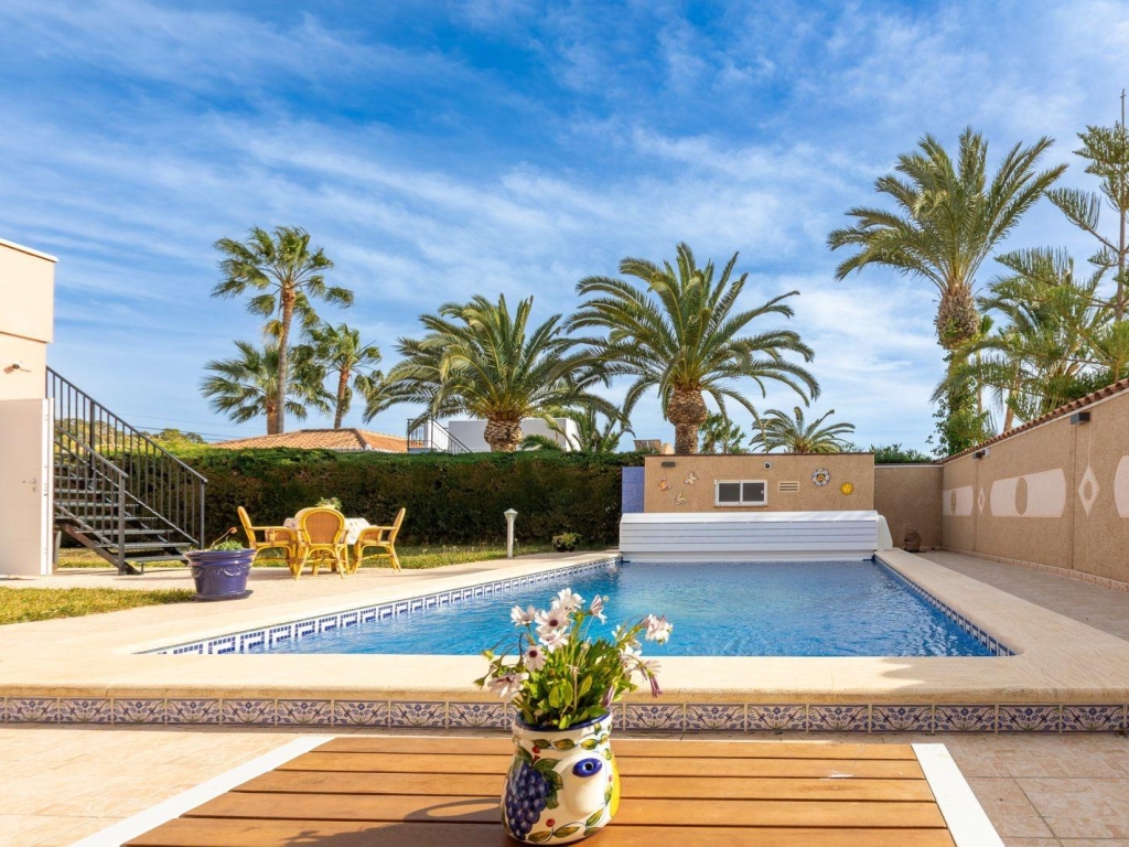 5 Bedroom 3 Bathroom Villa in Torrevieja