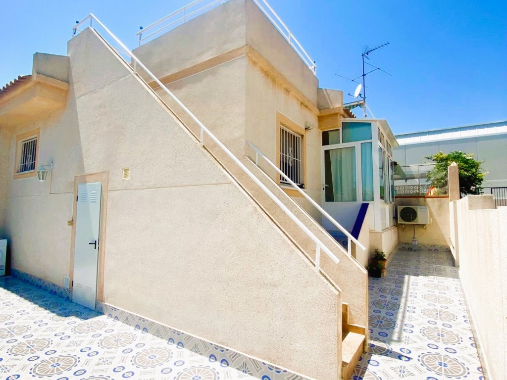 2 BEDROOM HOUSE IN LOS ALTOS 